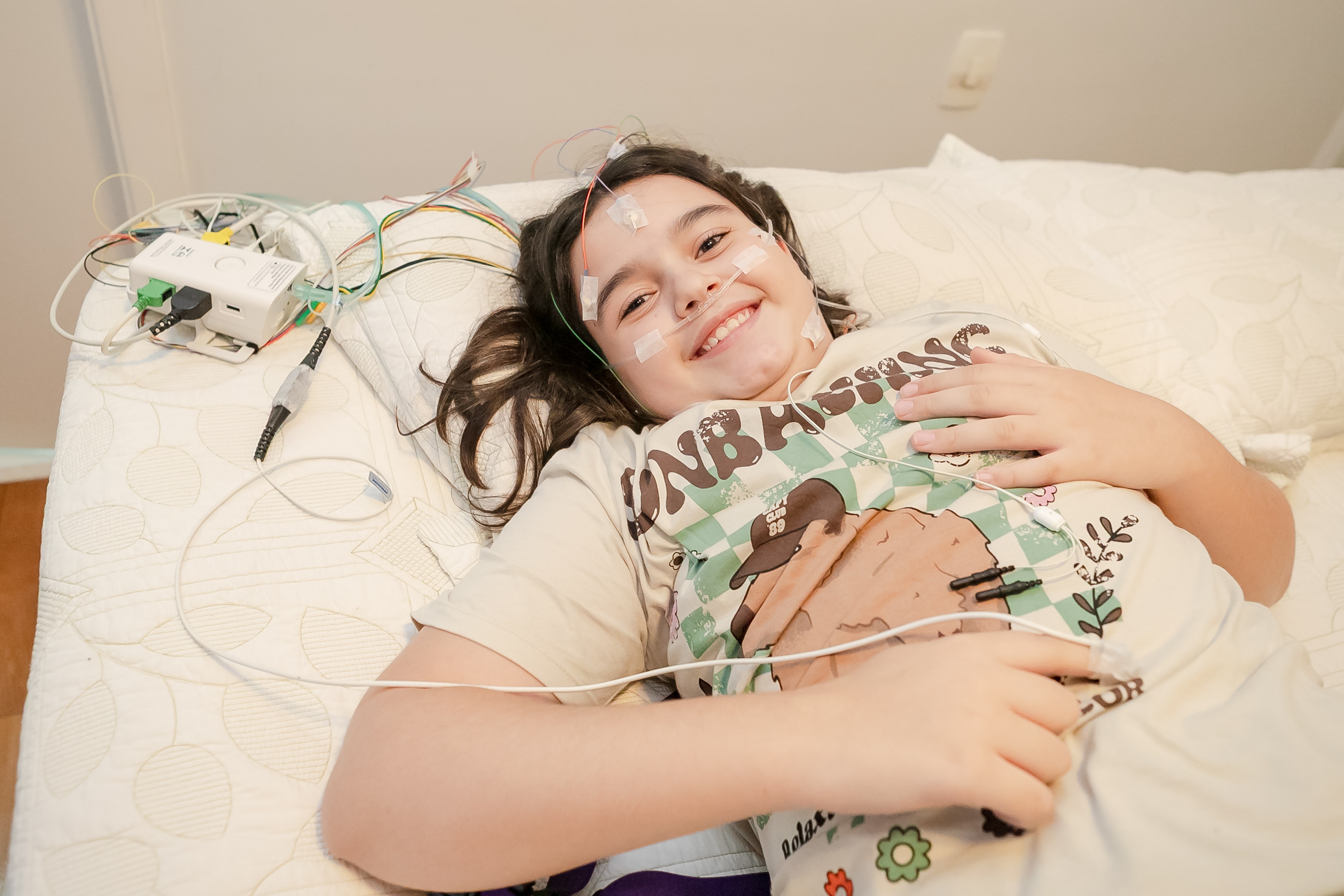 Menina sorrindo durante o exame