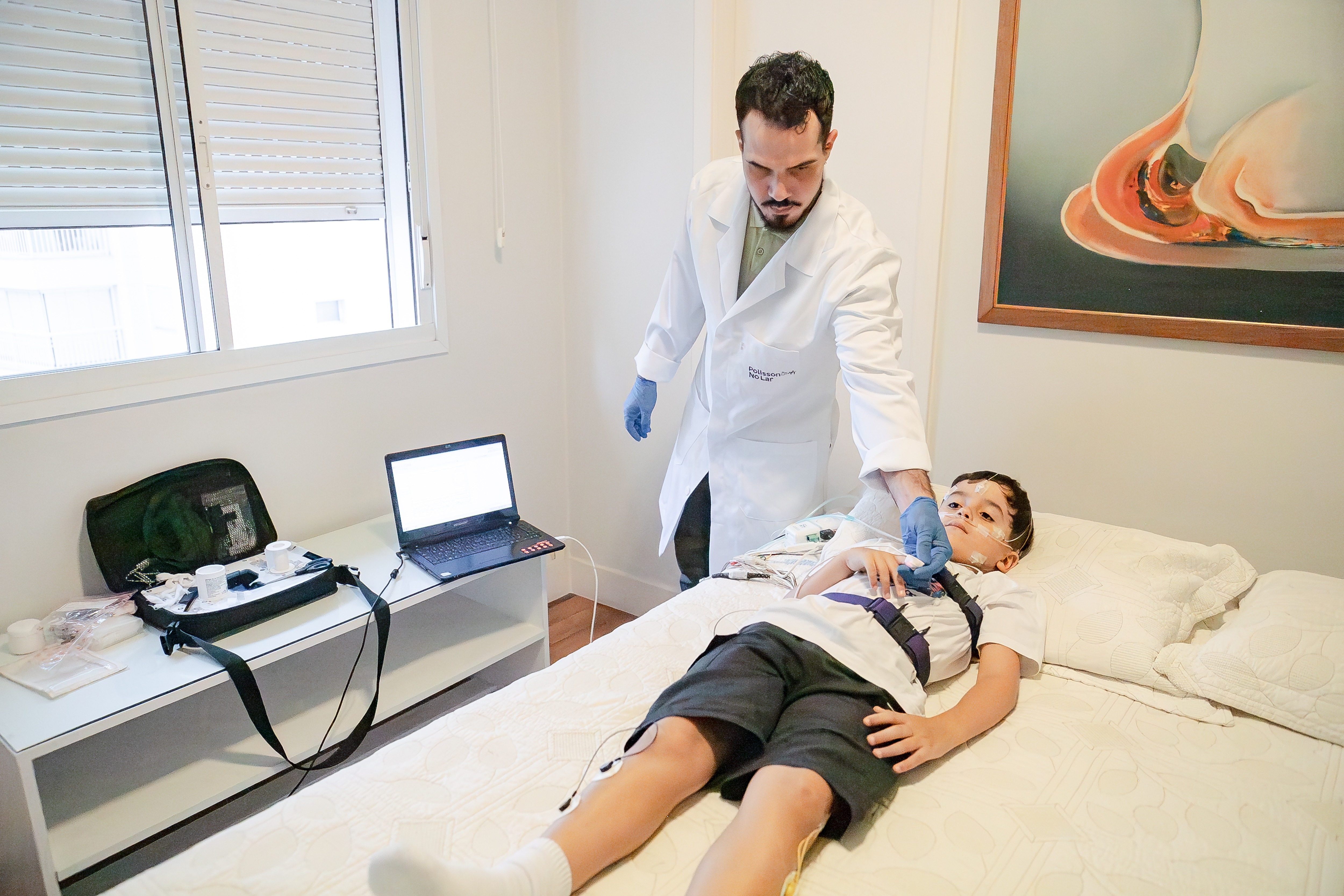 Menino durante exame com monitoramento